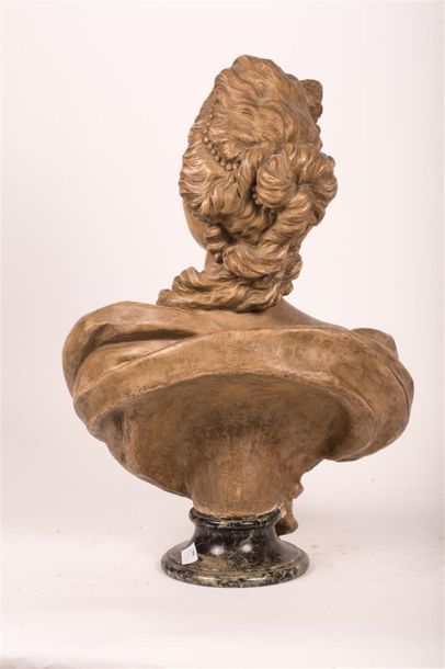 null d'après Félix LECOMTE 
Buste en terre cuite, portrait de Marie Antoinette
Socle...