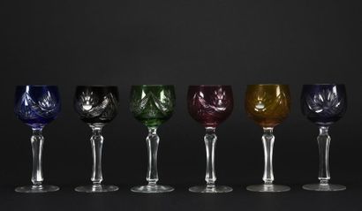 null Suite de 14 verres à vin du Rhin en cristal taillé et coloré
H : 17,2 cm 