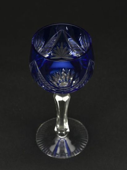 null Suite de 14 verres à vin du Rhin en cristal taillé et coloré
H : 17,2 cm 