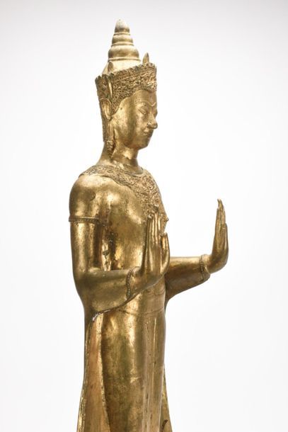 null Bouddha en bronze doré debout
Fin 19ème siècle
H avec socle 98 cm

