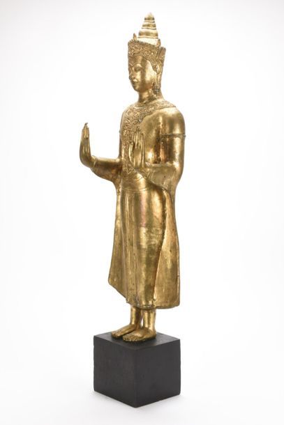 null Bouddha en bronze doré debout
Fin 19ème siècle
H avec socle 98 cm
