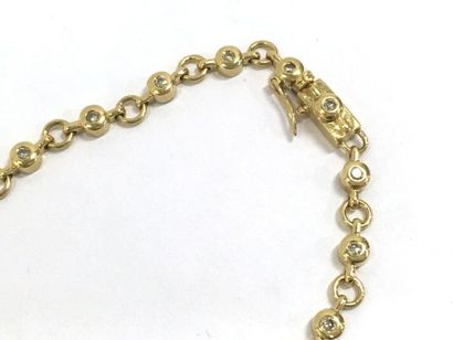 null Bracelet en or jaune 18 K (750), suite d'anneaux ronds, un sur deux serti de...