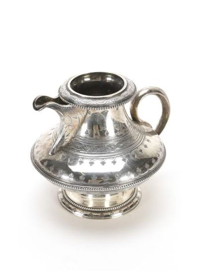 null Service à thé en argent de forme ottomane à décor de frises lancéoléees et rangs...