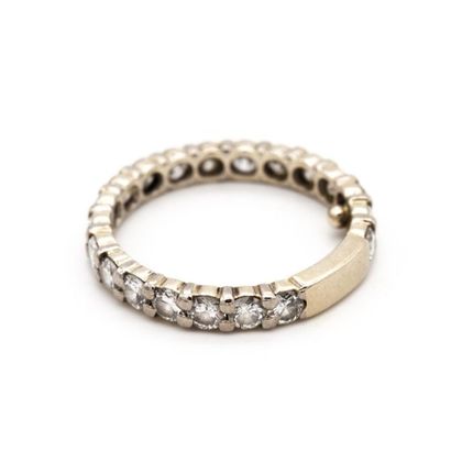 null Alliance américaine en or gris 18 K (750), sertie de diamants taille moderne,...