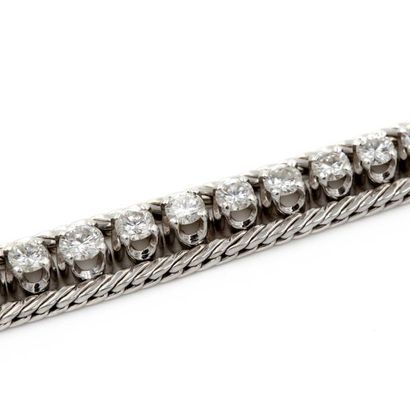 null Bracelet ruban en or blanc (750) 18K, suite de diamants taille moderne disposés...