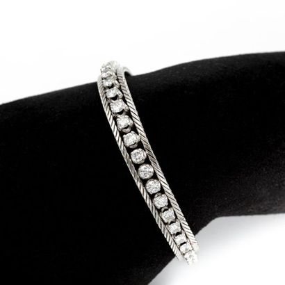 null Bracelet ruban en or blanc (750) 18K, suite de diamants taille moderne disposés...