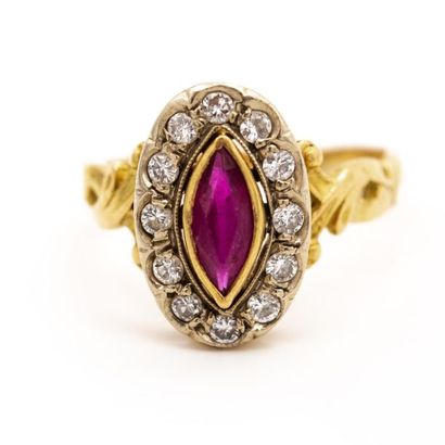 null Bague marquise en or jaune 18 K (750), sertie clos d'un rubis navette entouré...