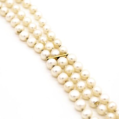 null Bracelet composé de trois rangs de perles de culture, coupées de 2 barettes...