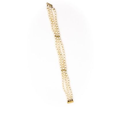 null Bracelet composé de trois rangs de perles de culture, coupées de 2 barettes...
