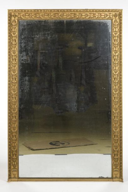 null Important miroir rectangulaire en bois et stuc doré à décor en relief de rang...