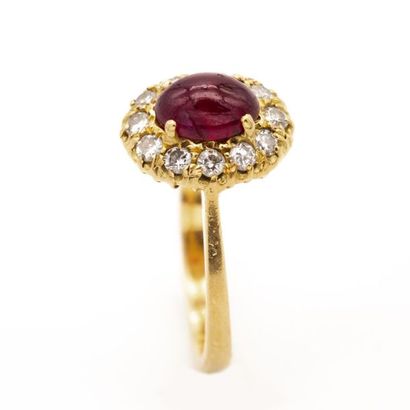 null Bague en or jaune 18 K (750), figurant une marguerite, griffée d'un rubis cabochon,...