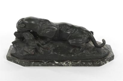 null Antoine Louis BARYE (1796-1875)
Tigre dévorant un lièvre, épreuve en bronze...