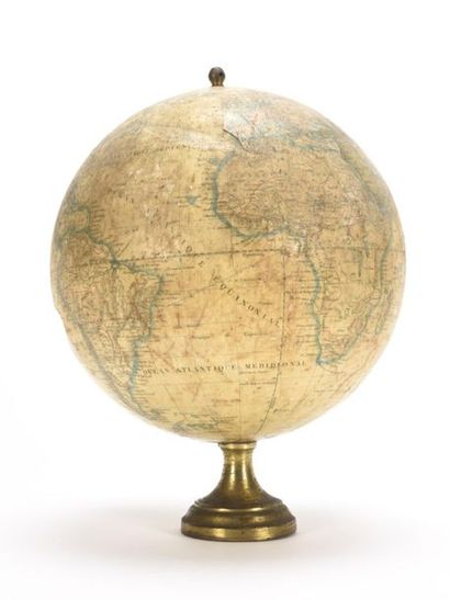 null Maison Delamarche, globe terrestre en carton bouilli et papier imprimé et colorié,...