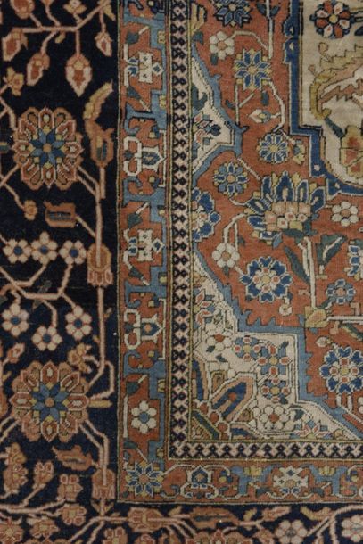 null IRAN
Petit tapis en soie à décor de médaillon central
133 x 200 cm