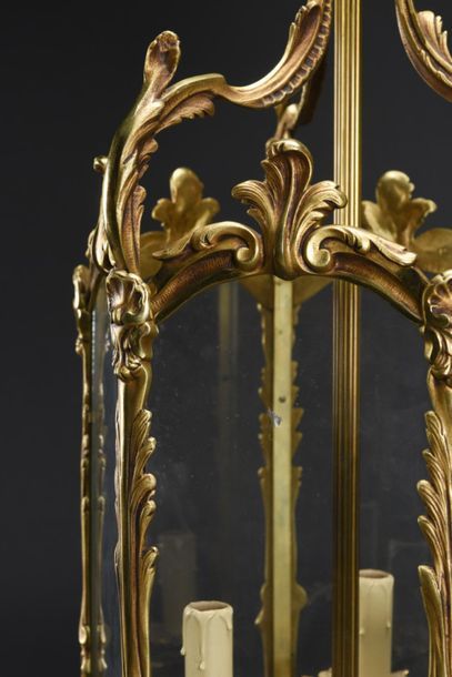 null Lanterne octogonale en bronze doré et ciselé 
Style Louis XV
H : 77 - L : 30...