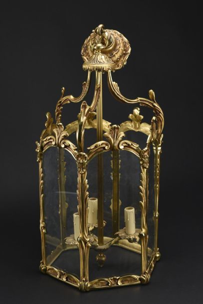 null Lanterne octogonale en bronze doré et ciselé 
Style Louis XV
H : 77 - L : 30...