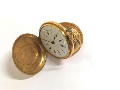 null Montre de col savonette en or jaune trois coques en or 18 K (750). Remontoir....