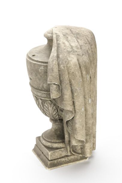 null Vase sur piédouche en marbre sculpté, vers 1820 
H : 50 cm - L : 23 cm 
( manque...