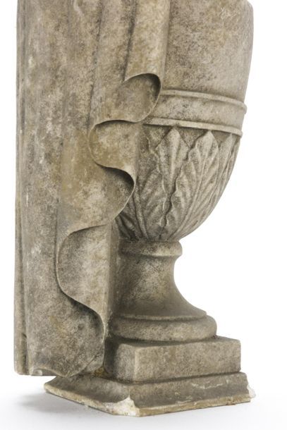 null Vase sur piédouche en marbre sculpté, vers 1820 
H : 50 cm - L : 23 cm 
( manque...