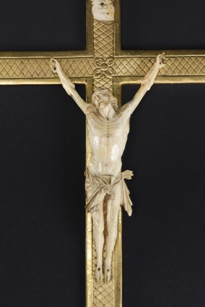 null Christ en ivoire croix en bois doré 
18ème siècle
H du sujet : 20 L : 12 cm