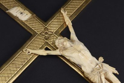 null Christ en ivoire croix en bois doré 
18ème siècle
H du sujet : 20 L : 12 cm