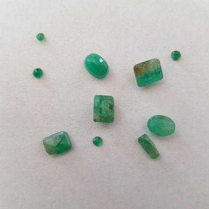 null Lot de 10 émeraudes de diverses tailles et poids. Poids total : 5,43 carats....