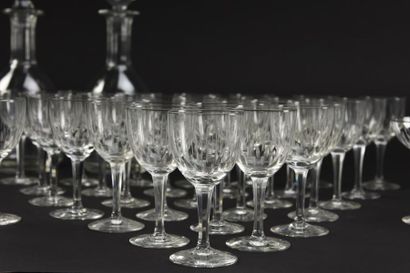 null Baccarat, service de verres en cristal taillé modèle Paris
Comprenant deux brocs...