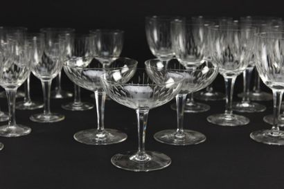 null Baccarat, service de verres en cristal taillé modèle Paris
Comprenant deux brocs...