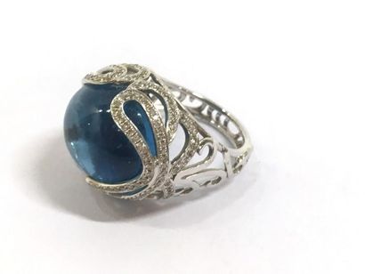 null Bague en or blanc 18k (750), cabochon de topaze bleue, retenu par une couronne...