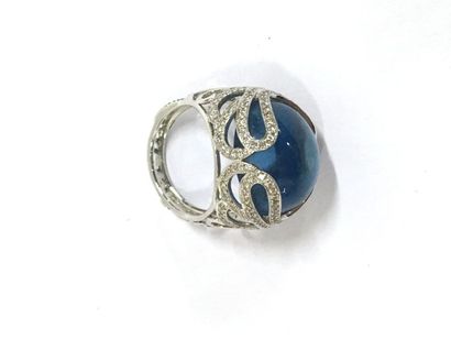 null Bague en or blanc 18k (750), cabochon de topaze bleue, retenu par une couronne...