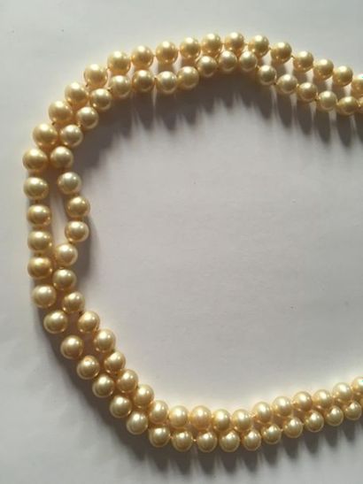 null Un collier de perles double rang