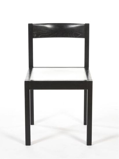 null VICTORIA SUISSE
Suite de six chaises à structure en chêne teinté noir et garniture...