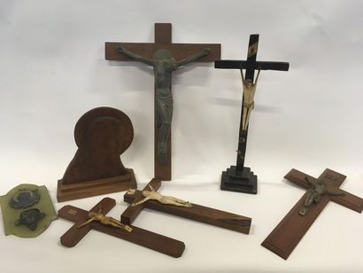 null Deux crucifix en ivoire
Deux crucifix en bronze
Un crucifix en platre
Joint...
