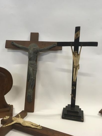 null Deux crucifix en ivoire
Deux crucifix en bronze
Un crucifix en platre
Joint...