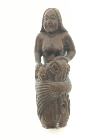 null Japon 
Inro en bois très finement sculpté
Sirène 
H : 7, 5 cm