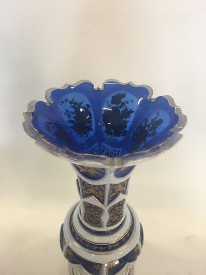 null Vase en Overlay bleu blanc à décor doré
H : 35