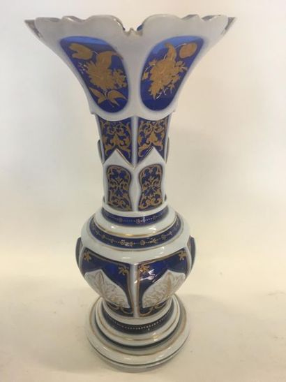 null Vase en Overlay bleu blanc à décor doré
H : 35