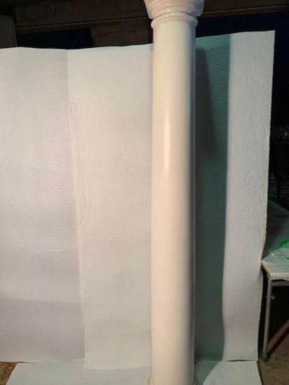 null Paire de colonnes en plâtre 
H 225cm Dim socle 30 x 30 cm