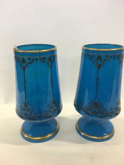 null Paire de vase gobelet en opaline bleu décor doré 
H : 20 cm