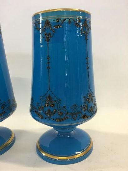 null Paire de vase gobelet en opaline bleu décor doré 
H : 20 cm
