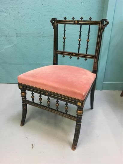 null Chaise en bois noirci de style néo étrusque 
19ème siècle 