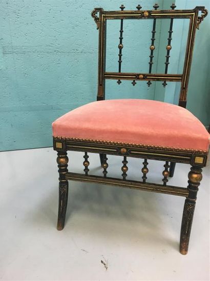 null Chaise en bois noirci de style néo étrusque 
19ème siècle 
