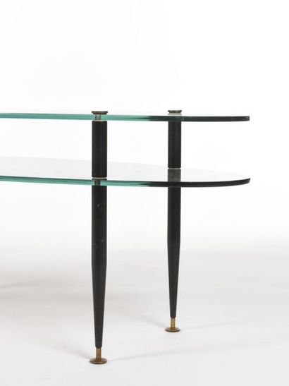 null TRAVAIL 1950
Table basse à double plateaux en verre transparent et opalin noir...