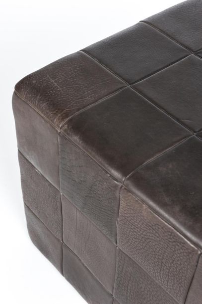 null DE SEDE Team
Suite de trois poufs modèle DS 9087 de forme cubique en cuir patchwork...