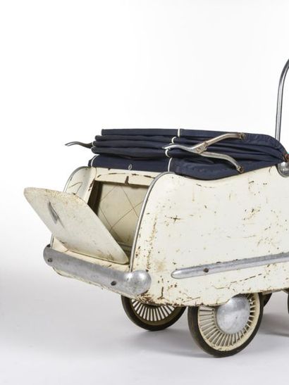 null TRAVAIL 1960
Landau sur suspensions en métal laqué blanc à un coffre avant.
H:...