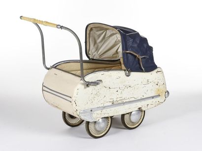 null TRAVAIL 1960
Landau sur suspensions en métal laqué blanc à un coffre avant.
H:...