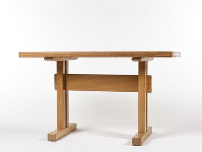 null Sélection de Charlotte PERRIAND (1903-1999) 
Table à plateau rectangulaire et...