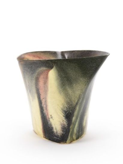 null TRAVAIL 1950
Vase en fibre de verre polychrome
H: 33 cm - L: 32 cm 
Quelques...