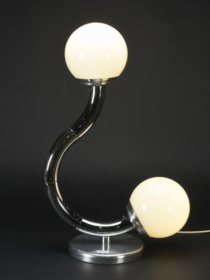 null STILUX
Très grande lampe de table à base circulaire en métal chromé d'où s'élève...