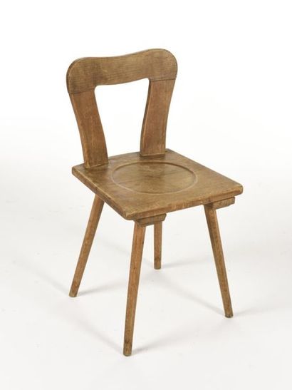 null TRAVAIL 1960
Suite de douze chaises en bois massif à dossier ajourée à piètement...